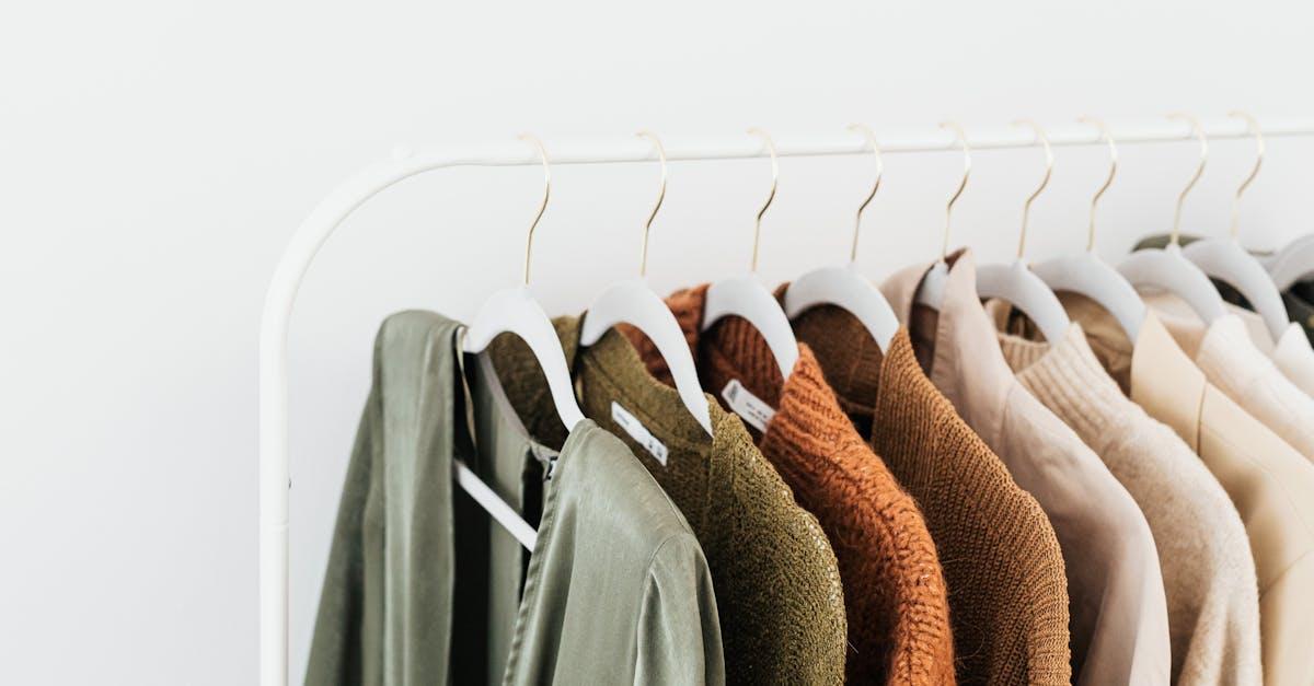 Wiosenna kapsuła stylu: jak zbudować minimalistyczną garderobę, która działa każdego dnia