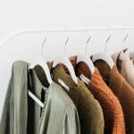 Wiosenna kapsuła stylu: jak zbudować minimalistyczną garderobę, która działa każdego dnia