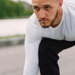 Od sneakersów do marynarki: sportowa elegancja w męskich stylizacjach na każdą okazję