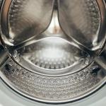 Twoja puchówka jak nowa: bezpieczne pranie w pralce krok po kroku
