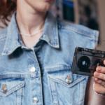 Dżinsowa kurtka w damskiej garderobie: 10 stylizacji od casualu po wieczór