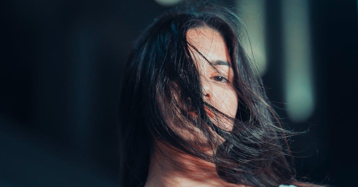 Beżowy trencz na każdą porę: 9 stylizacji, które odświeżą Twoją garderobę