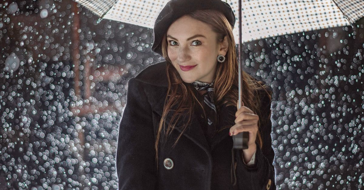 Stylowo w deszczu: 12 looków, które rozświetlą pochmurne dni