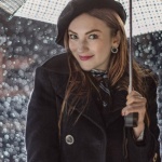 Stylowo w deszczu: 12 looków, które rozświetlą pochmurne dni