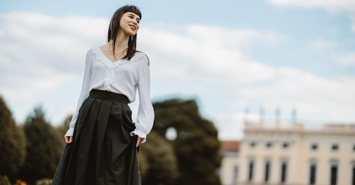 Czarna spódnica midi na 10 sposobów: od biura po weekend — stylizacje, które zawsze działają