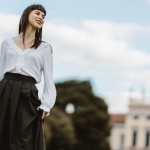 Czarna spódnica midi na 10 sposobów: od biura po weekend — stylizacje, które zawsze działają