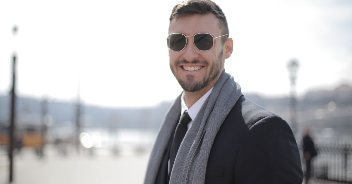 9 eleganckich sposobów wiązania szalika do płaszcza — proste triki na efekt wow