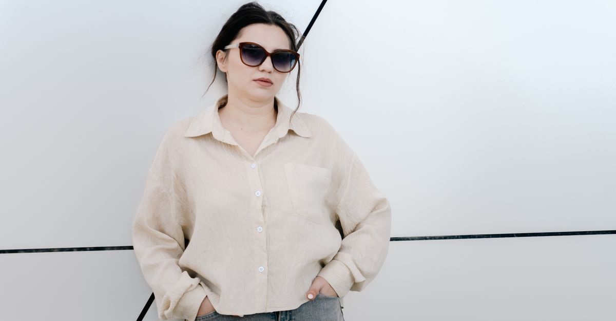 Biała koszula oversize: 12 stylizacji od biura po weekend, które zawsze wyglądają świeżo