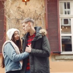 Gorące randki w chłodne dni: stylizacje, które grzeją i zachwycają