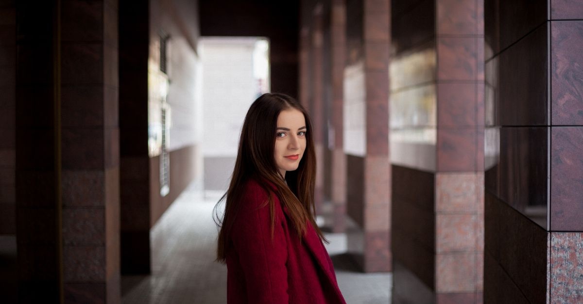 Czerwona marynarka damska w roli głównej: 12 stylizacji od casualu po elegancję