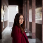 Czerwona marynarka damska w roli głównej: 12 stylizacji od casualu po elegancję