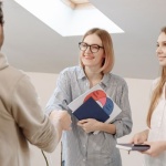Elegancja w upale: stylizacje na rozmowę rekrutacyjną, które chłodzą i robią wrażenie